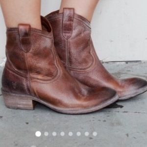 Frye Carson dark brown shortie size 8 womens